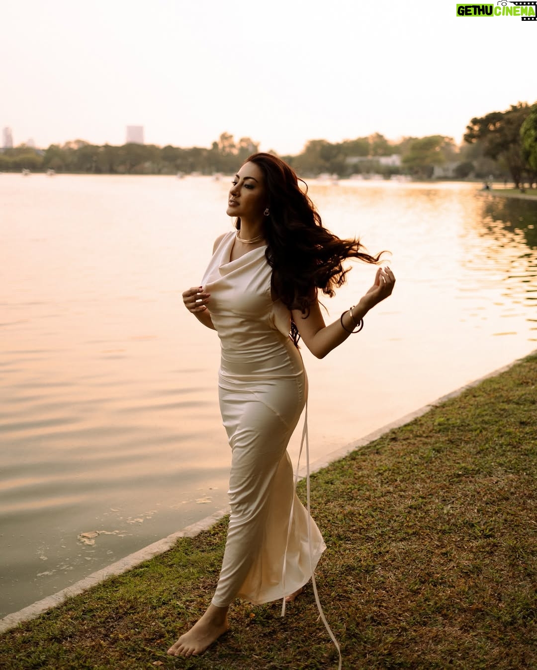 Jeniffer Piccinato - 9.7K Likes - “My mistress’ eyes are nothing like the sun;
Coral is far more red than her lips’ red;
If snow be white, why then her breasts are dun;
If hairs be wires, black wires grow on her head.
I have seen roses damasked, red and white,
But no such roses see I in her cheeks;
And in some perfumes is there more delight
Than in the breath that from my mistress reeks.
I love to hear her speak, yet well I know
That music hath a far more pleasing sound;
I grant I never saw a goddess go;
My mistress, when she walks, treads on the ground.
And yet, by heaven, I think my love as rare
As any she belied with false compare.”
By William Shakespeare.
.
.
Photo @olyamuradova_