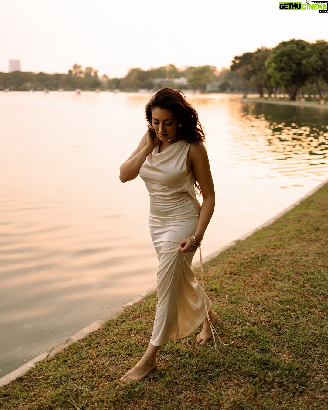 Jeniffer Piccinato - 9.7K Likes - “My mistress’ eyes are nothing like the sun;
Coral is far more red than her lips’ red;
If snow be white, why then her breasts are dun;
If hairs be wires, black wires grow on her head.
I have seen roses damasked, red and white,
But no such roses see I in her cheeks;
And in some perfumes is there more delight
Than in the breath that from my mistress reeks.
I love to hear her speak, yet well I know
That music hath a far more pleasing sound;
I grant I never saw a goddess go;
My mistress, when she walks, treads on the ground.
And yet, by heaven, I think my love as rare
As any she belied with false compare.”
By William Shakespeare.
.
.
Photo @olyamuradova_