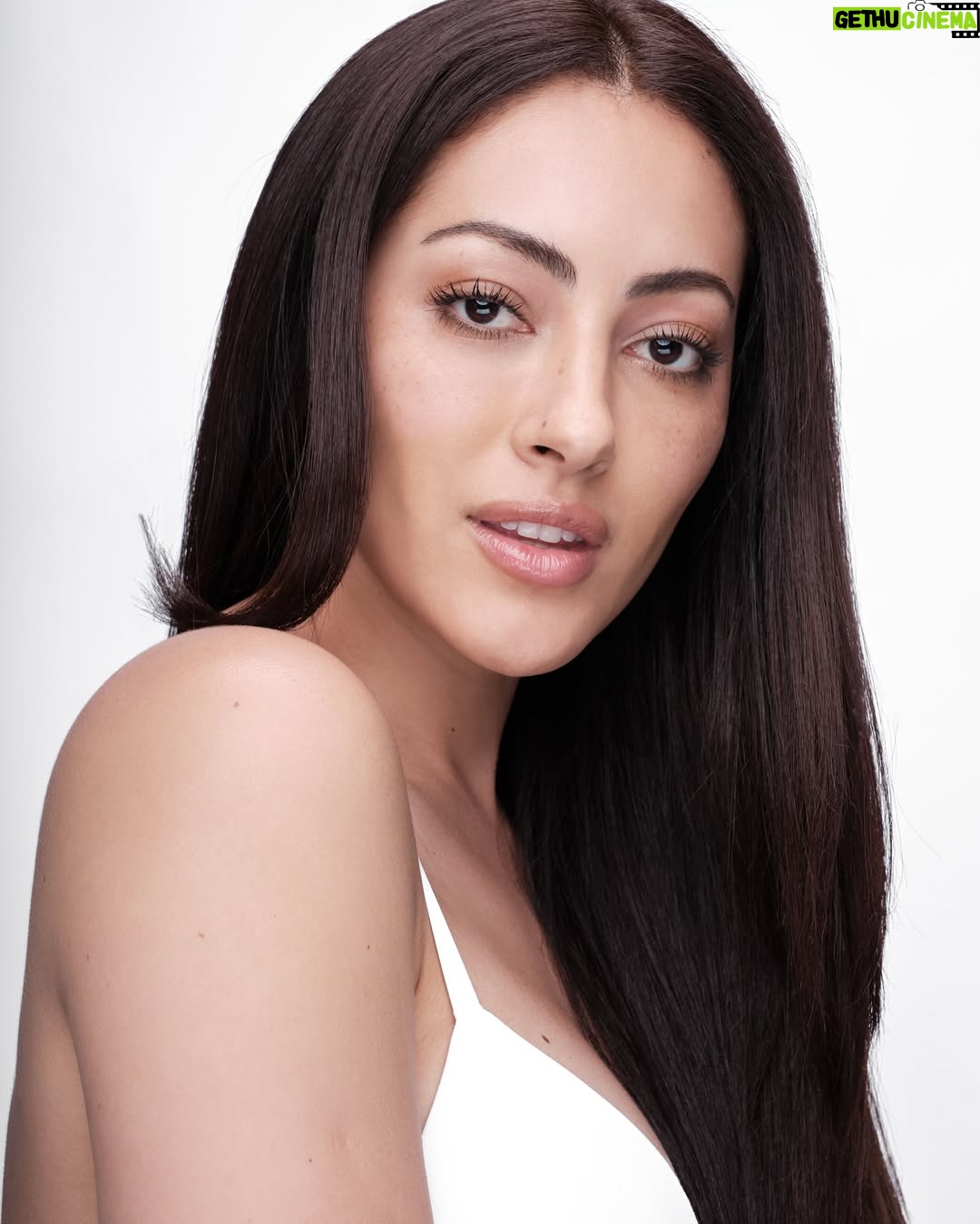 Jeniffer Piccinato - 2.8K Likes - Unbothered - moisturised- happy- in her lane.
.
.
Captured by @enchill_photography 🏆
A version of clean girl aesthetic, glam by @jenifferpiccinato .
.
.
#cleangirlaesthetic #beautyphotography #beautyproduct #skincare