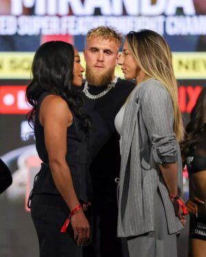 Jennifer Miranda Instagram - Así fue el primer encuentro entre Jennifer Miranda y Alycia Baumgardner en la presentación del próximo evento de MVP 🤩 

Nuestra embajadora disputará el Campeonato Mundial Unificado como combate co-estelar de la noche en la trilogía entre Katye Taylor vs Amanda Serrano en el Madison Square Garden el próximo 11 de Julio 🥊

Estamos contigo
#Andthenew ⚔️🖤