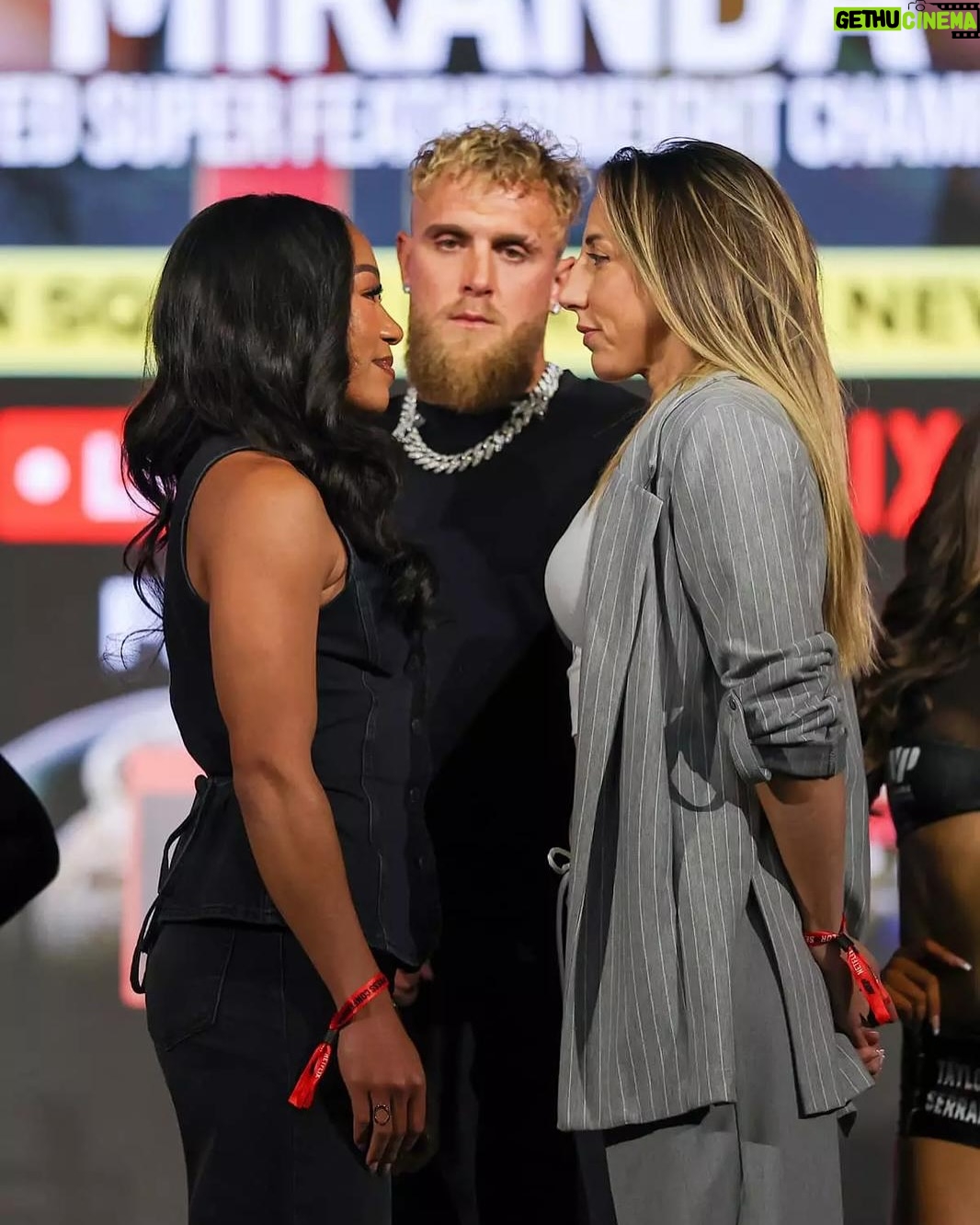 Jennifer Miranda - 1.8K Likes - Así fue el primer encuentro entre Jennifer Miranda y Alycia Baumgardner en la presentación del próximo evento de MVP 🤩
Nuestra embajadora disputará el Campeonato Mundial Unificado como combate co-estelar de la noche en la trilogía entre Katye Taylor vs Amanda Serrano en el Madison Square Garden el próximo 11 de Julio 🥊
Estamos contigo
#Andthenew ⚔️🖤