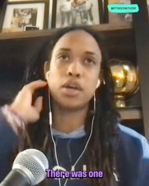 Jessica McDonald Instagram - This story of how a hug from @christenpress helped @jmac1422 when she was really missing her son will absolutely make your day 🥹💕
