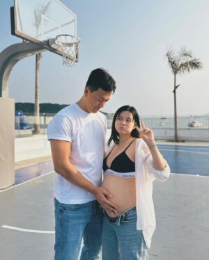 Jessie Fong Win-Lam Instagram - 終於可以同大家分享呢份喜悅啦👶🏻
我哋一直都好鍾意小朋友，所以結婚之前已經做晒婚前檢查，婚後亦都即刻調理身體，進入備孕狀態！

直到拍攝《大力情人》嘅時候，身形已經調理到大咗成個碼🫣 但最驚險係去到拍攝最後一日，我都未知自己原來已經懷有身孕好幾周🫢
喺節目入camp嗰陣搬咗好多個沙包，好似摔角咁推對方出沙圈等等嘅危險動作🙈 諗返起都牙煙🫠 (最後係拍晒成個節目先發現自己有咗😓）
之後隔咗冇幾耐，唔知係咪真係太操勞，發現有少少見紅，要臥床成個星期，不過BB都好叻叻，冇事冇事😌

感謝上天俾機會我哋成為父母🙏🏻 非常期待BB嘅來臨👶🏻

唔知BB鍾唔鍾意打🏀呢？
究竟佢會似Mammy做射手，定係似Daddy做大前鋒呢？

#babyiscoming #pregnant 
#JR914921 #JR23122724221