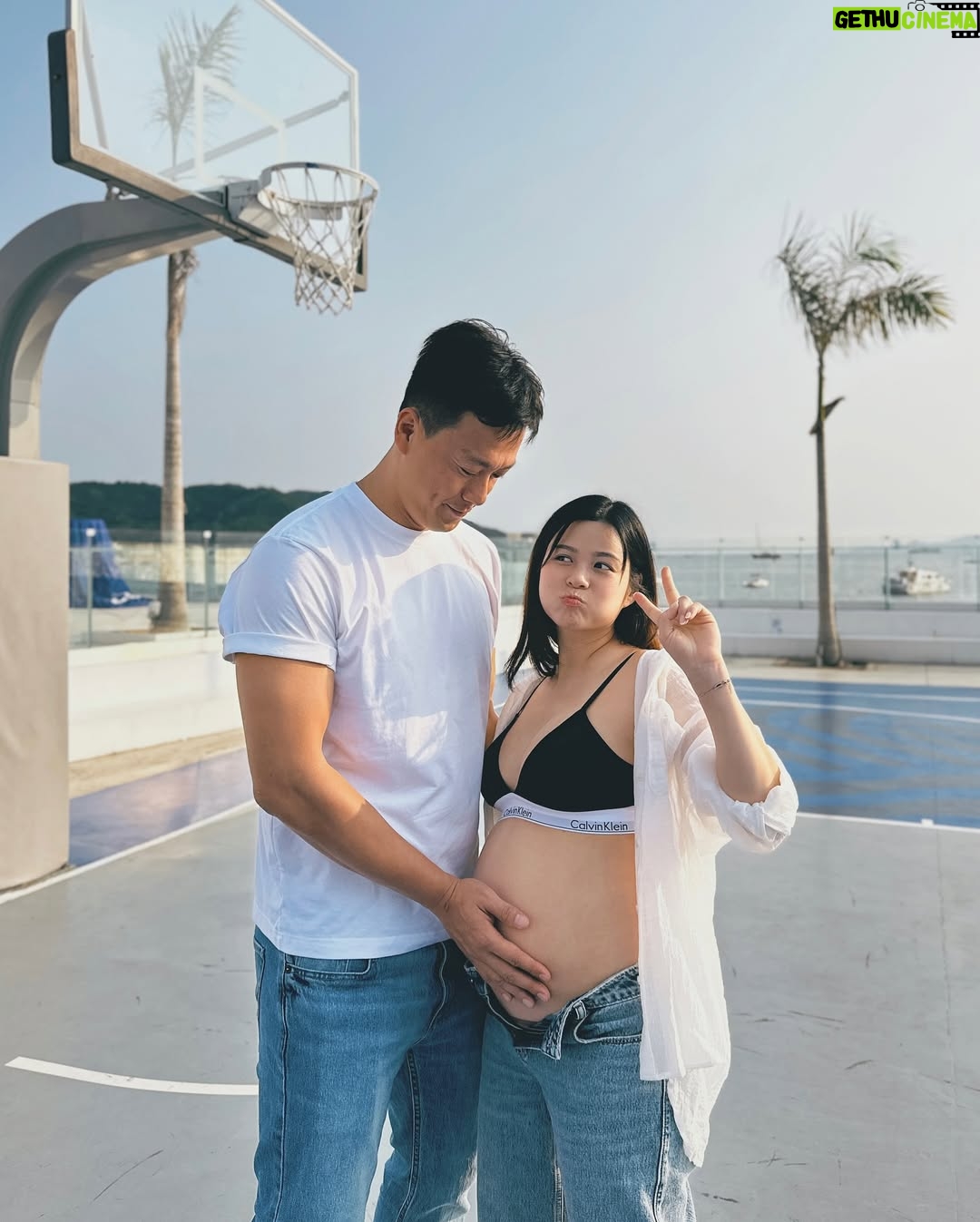 Jessie Fong Win-Lam - 5.2K Likes - 終於可以同大家分享呢份喜悅啦👶🏻
我哋一直都好鍾意小朋友,所以結婚之前已經做晒婚前檢查,婚後亦都即刻調理身體,進入備孕狀態!
直到拍攝《大力情人》嘅時候,身形已經調理到大咗成個碼🫣 但最驚險係去到拍攝最後一日,我都未知自己原來已經懷有身孕好幾周🫢
喺節目入camp嗰陣搬咗好多個沙包,好似摔角咁推對方出沙圈等等嘅危險動作🙈 諗返起都牙煙🫠 (最後係拍晒成個節目先發現自己有咗😓)
之後隔咗冇幾耐,唔知係咪真係太操勞,發現有少少見紅,要臥床成個星期,不過BB都好叻叻,冇事冇事😌
感謝上天俾機會我哋成為父母🙏🏻 非常期待BB嘅來臨👶🏻
唔知BB鍾唔鍾意打🏀呢?
究竟佢會似Mammy做射手,定係似Daddy做大前鋒呢?
#babyiscoming #pregnant
#JR914921 #JR23122724221