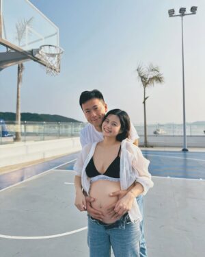 Jessie Fong Win-Lam Instagram - 終於可以同大家分享呢份喜悅啦👶🏻
我哋一直都好鍾意小朋友，所以結婚之前已經做晒婚前檢查，婚後亦都即刻調理身體，進入備孕狀態！

直到拍攝《大力情人》嘅時候，身形已經調理到大咗成個碼🫣 但最驚險係去到拍攝最後一日，我都未知自己原來已經懷有身孕好幾周🫢
喺節目入camp嗰陣搬咗好多個沙包，好似摔角咁推對方出沙圈等等嘅危險動作🙈 諗返起都牙煙🫠 (最後係拍晒成個節目先發現自己有咗😓）
之後隔咗冇幾耐，唔知係咪真係太操勞，發現有少少見紅，要臥床成個星期，不過BB都好叻叻，冇事冇事😌

感謝上天俾機會我哋成為父母🙏🏻 非常期待BB嘅來臨👶🏻

唔知BB鍾唔鍾意打🏀呢？
究竟佢會似Mammy做射手，定係似Daddy做大前鋒呢？

#babyiscoming #pregnant 
#JR914921 #JR23122724221
