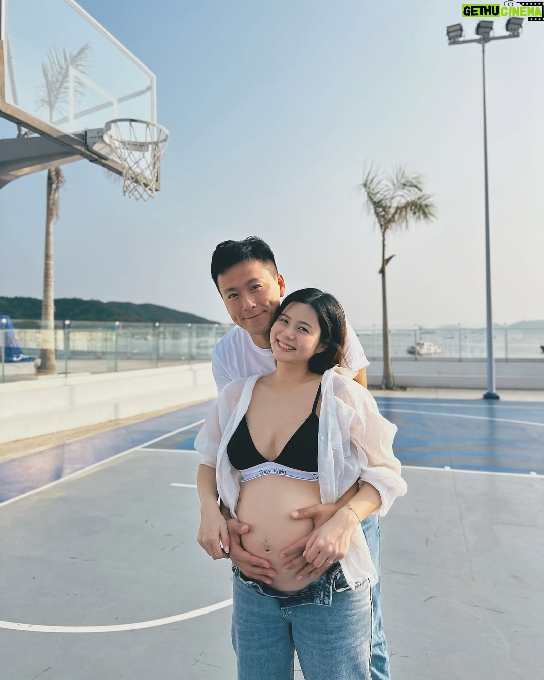 Jessie Fong Win-Lam - 5.2K Likes - 終於可以同大家分享呢份喜悅啦👶🏻
我哋一直都好鍾意小朋友,所以結婚之前已經做晒婚前檢查,婚後亦都即刻調理身體,進入備孕狀態!
直到拍攝《大力情人》嘅時候,身形已經調理到大咗成個碼🫣 但最驚險係去到拍攝最後一日,我都未知自己原來已經懷有身孕好幾周🫢
喺節目入camp嗰陣搬咗好多個沙包,好似摔角咁推對方出沙圈等等嘅危險動作🙈 諗返起都牙煙🫠 (最後係拍晒成個節目先發現自己有咗😓)
之後隔咗冇幾耐,唔知係咪真係太操勞,發現有少少見紅,要臥床成個星期,不過BB都好叻叻,冇事冇事😌
感謝上天俾機會我哋成為父母🙏🏻 非常期待BB嘅來臨👶🏻
唔知BB鍾唔鍾意打🏀呢?
究竟佢會似Mammy做射手,定係似Daddy做大前鋒呢?
#babyiscoming #pregnant
#JR914921 #JR23122724221