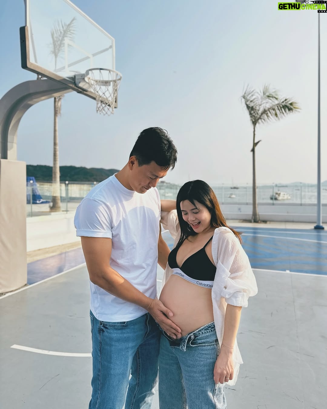 Jessie Fong Win-Lam - 5.2K Likes - 終於可以同大家分享呢份喜悅啦👶🏻
我哋一直都好鍾意小朋友,所以結婚之前已經做晒婚前檢查,婚後亦都即刻調理身體,進入備孕狀態!
直到拍攝《大力情人》嘅時候,身形已經調理到大咗成個碼🫣 但最驚險係去到拍攝最後一日,我都未知自己原來已經懷有身孕好幾周🫢
喺節目入camp嗰陣搬咗好多個沙包,好似摔角咁推對方出沙圈等等嘅危險動作🙈 諗返起都牙煙🫠 (最後係拍晒成個節目先發現自己有咗😓)
之後隔咗冇幾耐,唔知係咪真係太操勞,發現有少少見紅,要臥床成個星期,不過BB都好叻叻,冇事冇事😌
感謝上天俾機會我哋成為父母🙏🏻 非常期待BB嘅來臨👶🏻
唔知BB鍾唔鍾意打🏀呢?
究竟佢會似Mammy做射手,定係似Daddy做大前鋒呢?
#babyiscoming #pregnant
#JR914921 #JR23122724221
