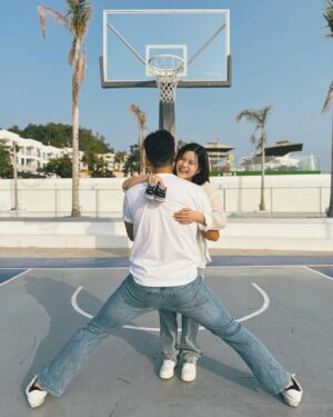 Jessie Fong Win-Lam Instagram - 終於可以同大家分享呢份喜悅啦👶🏻
我哋一直都好鍾意小朋友，所以結婚之前已經做晒婚前檢查，婚後亦都即刻調理身體，進入備孕狀態！

直到拍攝《大力情人》嘅時候，身形已經調理到大咗成個碼🫣 但最驚險係去到拍攝最後一日，我都未知自己原來已經懷有身孕好幾周🫢
喺節目入camp嗰陣搬咗好多個沙包，好似摔角咁推對方出沙圈等等嘅危險動作🙈 諗返起都牙煙🫠 (最後係拍晒成個節目先發現自己有咗😓）
之後隔咗冇幾耐，唔知係咪真係太操勞，發現有少少見紅，要臥床成個星期，不過BB都好叻叻，冇事冇事😌

感謝上天俾機會我哋成為父母🙏🏻 非常期待BB嘅來臨👶🏻

唔知BB鍾唔鍾意打🏀呢？
究竟佢會似Mammy做射手，定係似Daddy做大前鋒呢？

#babyiscoming #pregnant 
#JR914921 #JR23122724221