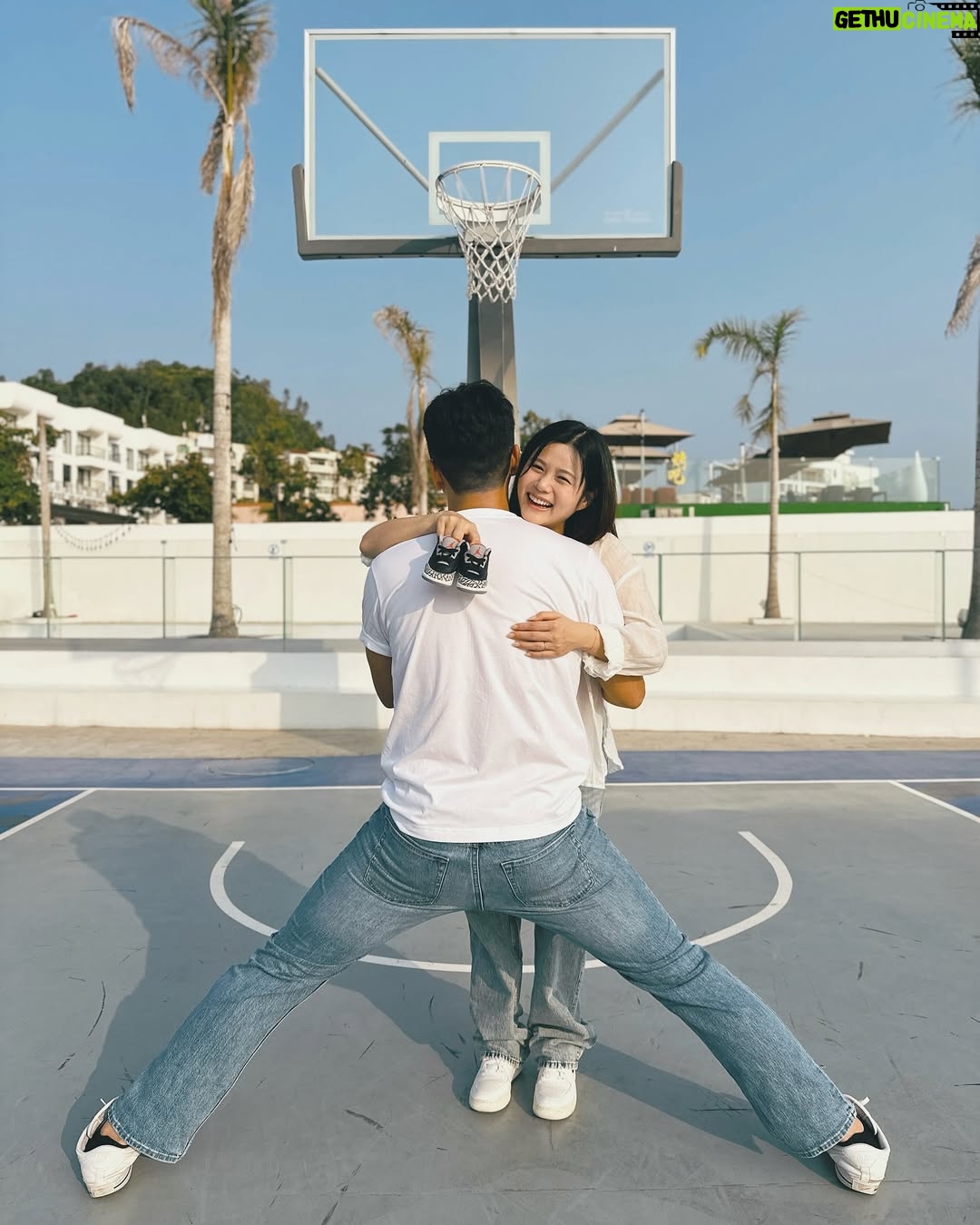 Jessie Fong Win-Lam - 5.2K Likes - 終於可以同大家分享呢份喜悅啦👶🏻
我哋一直都好鍾意小朋友,所以結婚之前已經做晒婚前檢查,婚後亦都即刻調理身體,進入備孕狀態!
直到拍攝《大力情人》嘅時候,身形已經調理到大咗成個碼🫣 但最驚險係去到拍攝最後一日,我都未知自己原來已經懷有身孕好幾周🫢
喺節目入camp嗰陣搬咗好多個沙包,好似摔角咁推對方出沙圈等等嘅危險動作🙈 諗返起都牙煙🫠 (最後係拍晒成個節目先發現自己有咗😓)
之後隔咗冇幾耐,唔知係咪真係太操勞,發現有少少見紅,要臥床成個星期,不過BB都好叻叻,冇事冇事😌
感謝上天俾機會我哋成為父母🙏🏻 非常期待BB嘅來臨👶🏻
唔知BB鍾唔鍾意打🏀呢?
究竟佢會似Mammy做射手,定係似Daddy做大前鋒呢?
#babyiscoming #pregnant
#JR914921 #JR23122724221