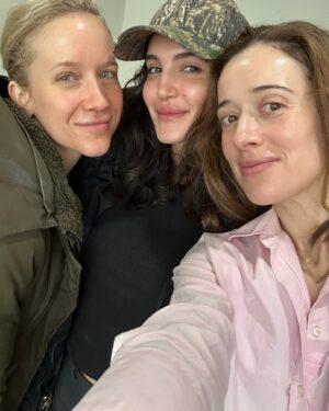 Jessy Schram Instagram - Fresh faced and ready to rumble. Thanks @spaderma_medspa and @theoakvillechicago for a Saturday morning that filled the happy meter and left a lasting glow ✨#hydrafacial #thesepeoplearehappymakers