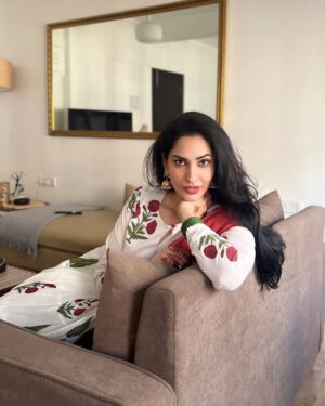 Jhataleka Malhotra Instagram - Koi lafzon ke liye baitha raha, kisi ne aankhein pad li 🥀