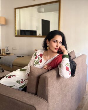 Jhataleka Malhotra Instagram - Koi lafzon ke liye baitha raha, kisi ne aankhein pad li 🥀