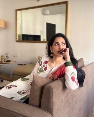 Jhataleka Malhotra Instagram - Koi lafzon ke liye baitha raha, kisi ne aankhein pad li 🥀