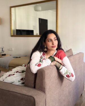 Jhataleka Malhotra Instagram - Koi lafzon ke liye baitha raha, kisi ne aankhein pad li 🥀