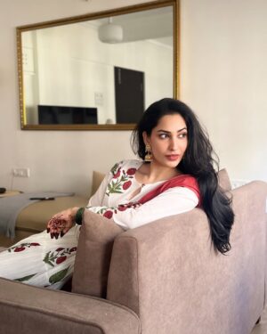 Jhataleka Malhotra Instagram - Koi lafzon ke liye baitha raha, kisi ne aankhein pad li 🥀