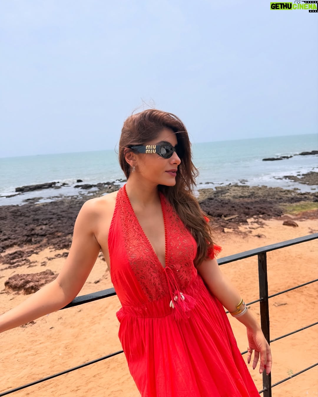 Jia Mustafa - 2.6K Likes - Here’s a little round up⛱️
Also, can’t leave this here without mentioning a few places that I absolutely loved on this visit..
@slowtidegoa (great view & a lip smacking menu)
@comoaguagoa (loved the cocktails & stuffed myself with the paprika flavoured pasta)
@avataara_resort_goa (clean, green, warm, perfectly located & all things needed for a comfortable stay)
@artjunagoa always the best ambience (and the best coffee)