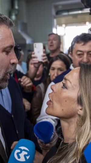 Joana Amaral Dias Instagram - 💸💸💸Pedro Nuno Santos ficou indevidamente com  203 MIL EUROS em subsídios de deslocação… recebeu-os enquanto tinha casa em #Lisboa! Ou seja, as deslocações para São João da Madeira foram viagens fantasma 👻
Durante quase 10 anos declarou essa residência  só para ficar com o dinheiro dos portugueses. 🏠➡️🏛️

🫡 eu, Joana Amaral Dias, futura deputada da Nação 🇵🇹, cumprindo a minha missão confrontei -o: Devolveu o dinheiro?, perguntei.
📢 A única reposta do candidato: insultos.

😡 A comitiva do PS, onde se destacou António Mendonça Mendes, antigo Secretário de Estado Adjunto do Primeiro-Ministro e irmão da deputada Ana Catarina Mendes, sem argumentos, optaram por adjectivar, insultar, empurrar e intimidar.

💪🏻 Eu e o ADN não nos calamos. Combatemos a #corrupção que rouba o dinheiro 💰de Portugal, da nossa saúde à nossa justiça, passando pela educação e habitação.
🔍 Vamos continuar a exigir transparência, verdade e responsabilidade.

✊ Portugal precisa de coragem. Estamos com  o Povo! 

⚠️‼️Portugal não é um país pobre. É um país roubado por elites corruptas! 
📣Vamos, Portugal! 🇵🇹 
💪🏻Sem medos! 💚💛❤️

#votaemti #JoanaAdn #VotaADN  #JoanaComOPovo 
#joanadopovo 
#partidoadn #ElefanteNaSala  #SomosAlternativa #ADN #joanaamaraldias
#legislativas2025