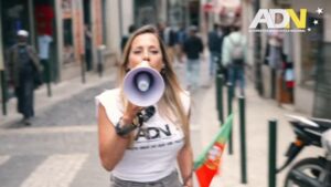 Joana Amaral Dias Instagram - Fui à Rua do Benformoso no Martim Moniz porque:
👉🏻O radicalismo religioso contra as mulheres pode passear livremente nas ruas #portuguesas, desfilar impune e sem freio.
Não tenham dúvidas que as actuais mordaças à nossa liberdade de expressão, aliadas ao fanatismo religioso, vão acabar com a liberdade das mulheres portuguesas e europeias🚨‼️. 
Tanto em países de maioria **islâmica** quanto em países de maioria **hindu**, existem problemas graves para os direitos das mulheres👇🏻
❌Obrigação do uso do véu ou da burca-em alguns países com punições severas
❌Restrição ao acesso à educação*
 ❌Casamentos forçados e precoces-muitas vezes com meninas menores de idade.
❌Leis de tutela masculina- em alguns países a mulher precisa da permissão de um homem (pai, irmão ou marido) para viajar, trabalhar ou estudar.
❌grave défice de proteção contra violência doméstica e abusos sexuais
❌Desigualdades profundas nos tribunais e nas heranças
❌Abortos selectivos por sexo, levando a um desequilíbrio grave entre nascimentos de rapazes e raparigas.

Viva as Mulheres! 
📣Vamos, Portugal! 🇵🇹 
💪🏻Sem medos! 💚💛❤️

#votaemti #JoanaAdn #VotaADN  #JoanaComOPovo 
#joanadopovo 
#partidoadn #ElefanteNaSala  #SomosAlternativa #ADN #joanaamaraldias
#legislativas2025