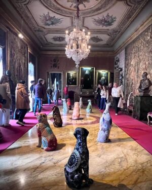 Joana Vasconcelos Instagram - Reconocida por sus esculturas monumentales e instalaciones inmersivas, Joana Vasconcelos es una artista visual portuguesa con una carrera de más de 30 años que abarca una gran variedad de medios.

Para “Flamboyant”, la muestra que tiene como sede el Palacio de Liria en Madrid, Vasconcelos escogió más de cuarenta de sus obras para ser expuestas como una intervención. #tmagazinemexico 

T Magazine México estuvo ahí y te compartimos algunas de las piezas que seguirán en exhibición hasta el mes de julio.
Imágenes: Cortesía