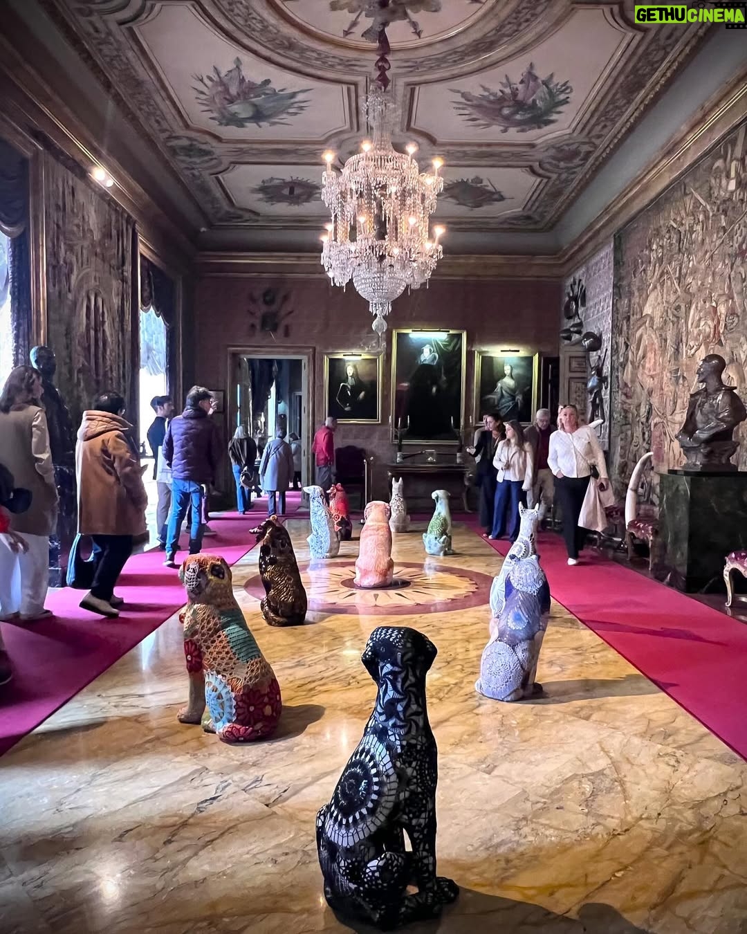 Joana Vasconcelos - 168 Likes - Reconocida por sus esculturas monumentales e instalaciones inmersivas, Joana Vasconcelos es una artista visual portuguesa con una carrera de más de 30 años que abarca una gran variedad de medios.
Para “Flamboyant”, la muestra que tiene como sede el Palacio de Liria en Madrid, Vasconcelos escogió más de cuarenta de sus obras para ser expuestas como una intervención. #tmagazinemexico
T Magazine México estuvo ahí y te compartimos algunas de las piezas que seguirán en exhibición hasta el mes de julio.
Imágenes: Cortesía