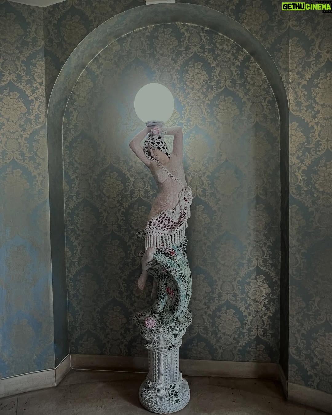 Joana Vasconcelos - 168 Likes - Reconocida por sus esculturas monumentales e instalaciones inmersivas, Joana Vasconcelos es una artista visual portuguesa con una carrera de más de 30 años que abarca una gran variedad de medios.
Para “Flamboyant”, la muestra que tiene como sede el Palacio de Liria en Madrid, Vasconcelos escogió más de cuarenta de sus obras para ser expuestas como una intervención. #tmagazinemexico
T Magazine México estuvo ahí y te compartimos algunas de las piezas que seguirán en exhibición hasta el mes de julio.
Imágenes: Cortesía