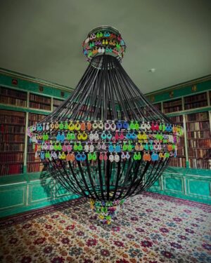 Joana Vasconcelos Instagram - Reconocida por sus esculturas monumentales e instalaciones inmersivas, Joana Vasconcelos es una artista visual portuguesa con una carrera de más de 30 años que abarca una gran variedad de medios.

Para “Flamboyant”, la muestra que tiene como sede el Palacio de Liria en Madrid, Vasconcelos escogió más de cuarenta de sus obras para ser expuestas como una intervención. #tmagazinemexico 

T Magazine México estuvo ahí y te compartimos algunas de las piezas que seguirán en exhibición hasta el mes de julio.
Imágenes: Cortesía