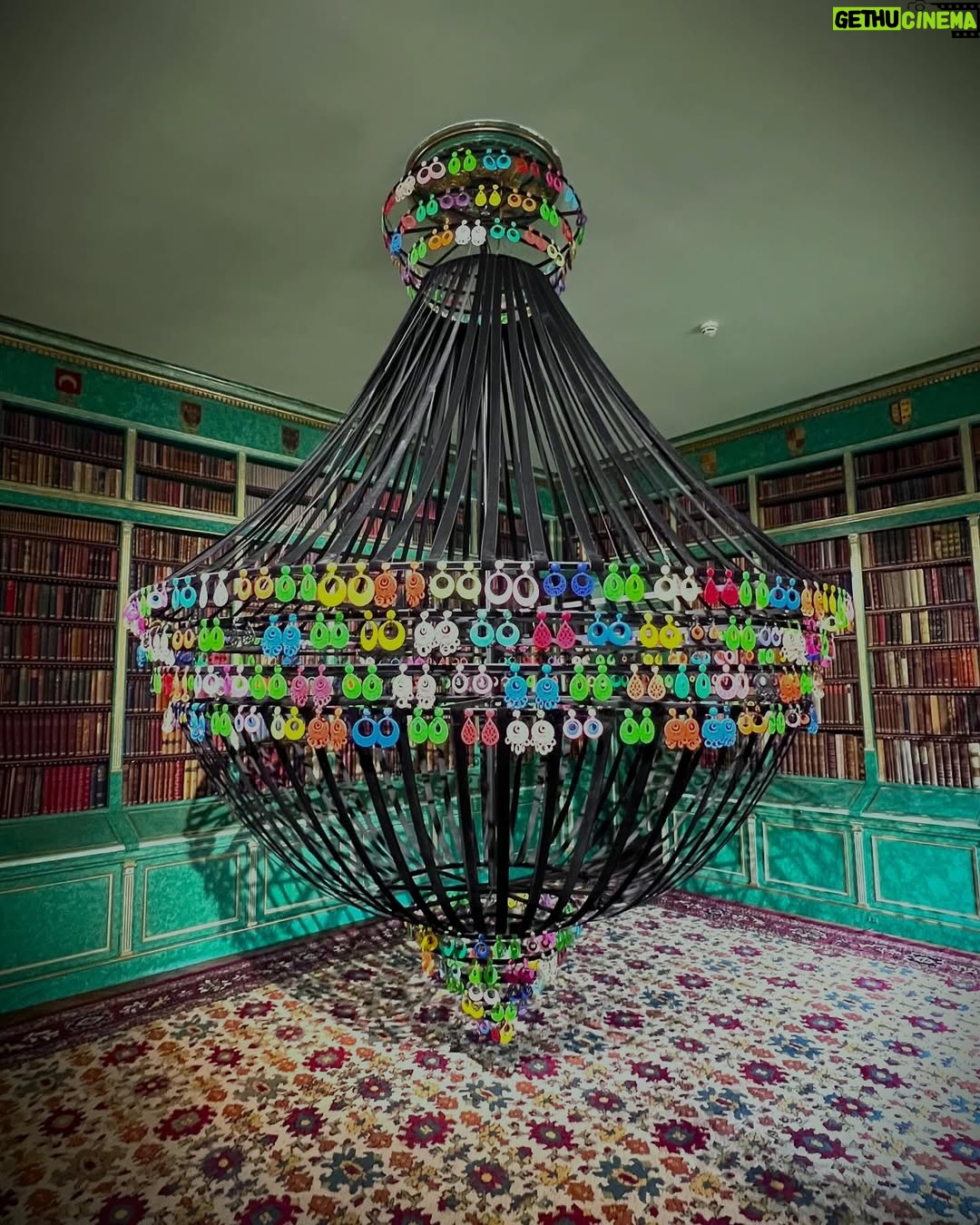 Joana Vasconcelos - 168 Likes - Reconocida por sus esculturas monumentales e instalaciones inmersivas, Joana Vasconcelos es una artista visual portuguesa con una carrera de más de 30 años que abarca una gran variedad de medios.
Para “Flamboyant”, la muestra que tiene como sede el Palacio de Liria en Madrid, Vasconcelos escogió más de cuarenta de sus obras para ser expuestas como una intervención. #tmagazinemexico
T Magazine México estuvo ahí y te compartimos algunas de las piezas que seguirán en exhibición hasta el mes de julio.
Imágenes: Cortesía