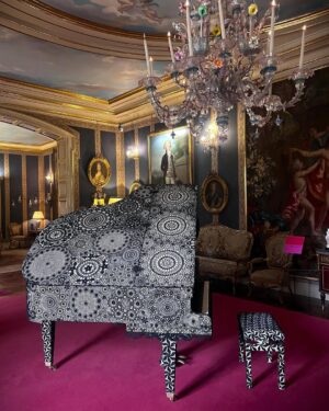 Joana Vasconcelos Instagram - Reconocida por sus esculturas monumentales e instalaciones inmersivas, Joana Vasconcelos es una artista visual portuguesa con una carrera de más de 30 años que abarca una gran variedad de medios.

Para “Flamboyant”, la muestra que tiene como sede el Palacio de Liria en Madrid, Vasconcelos escogió más de cuarenta de sus obras para ser expuestas como una intervención. #tmagazinemexico 

T Magazine México estuvo ahí y te compartimos algunas de las piezas que seguirán en exhibición hasta el mes de julio.
Imágenes: Cortesía