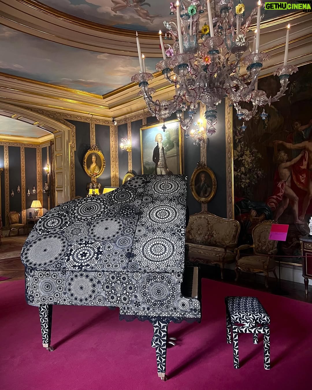Joana Vasconcelos - 168 Likes - Reconocida por sus esculturas monumentales e instalaciones inmersivas, Joana Vasconcelos es una artista visual portuguesa con una carrera de más de 30 años que abarca una gran variedad de medios.
Para “Flamboyant”, la muestra que tiene como sede el Palacio de Liria en Madrid, Vasconcelos escogió más de cuarenta de sus obras para ser expuestas como una intervención. #tmagazinemexico
T Magazine México estuvo ahí y te compartimos algunas de las piezas que seguirán en exhibición hasta el mes de julio.
Imágenes: Cortesía