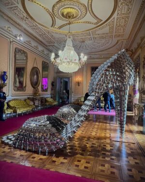 Joana Vasconcelos Instagram - Reconocida por sus esculturas monumentales e instalaciones inmersivas, Joana Vasconcelos es una artista visual portuguesa con una carrera de más de 30 años que abarca una gran variedad de medios.

Para “Flamboyant”, la muestra que tiene como sede el Palacio de Liria en Madrid, Vasconcelos escogió más de cuarenta de sus obras para ser expuestas como una intervención. #tmagazinemexico 

T Magazine México estuvo ahí y te compartimos algunas de las piezas que seguirán en exhibición hasta el mes de julio.
Imágenes: Cortesía