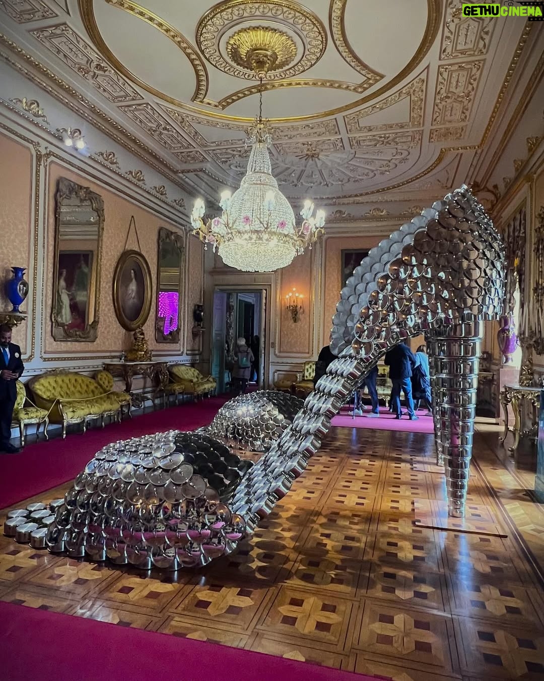 Joana Vasconcelos - 168 Likes - Reconocida por sus esculturas monumentales e instalaciones inmersivas, Joana Vasconcelos es una artista visual portuguesa con una carrera de más de 30 años que abarca una gran variedad de medios.
Para “Flamboyant”, la muestra que tiene como sede el Palacio de Liria en Madrid, Vasconcelos escogió más de cuarenta de sus obras para ser expuestas como una intervención. #tmagazinemexico
T Magazine México estuvo ahí y te compartimos algunas de las piezas que seguirán en exhibición hasta el mes de julio.
Imágenes: Cortesía