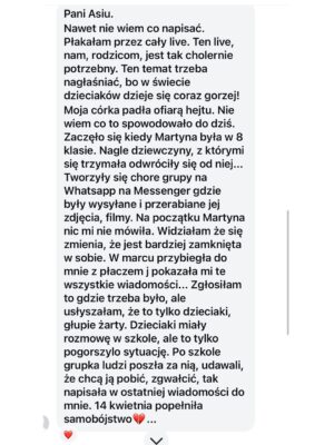 Joanna Koroniewska Instagram - Hejterze. Hejterko. Piszę Stop!🛑 
Mówię dość poniżaniu, atakowaniu, umniejszaniu. Jeśli nadal tego nie rozumiesz - zapraszam na dalsze klatki- przeczytaj dramatyczne historie rodziców, którzy STRACILI swoje dzieci właśnie przez nienawiść i przemoc! 
Słowo zabija. 
Śp. Martyna, Nela, Klara, Julia z Lubina i wiele innych dziewczynek i chłopców nie poradziło sobie z ostracyzmem. Mam dość teorii o nadwrażliwych dzieciach!! Mam dość czytania o tym, że to rodzice ofiar ponoszą winę! Dziecko w nastoletnim wieku potrzebuje rówieśników i to przynależność z nimi jest tutaj kluczowa. Dlatego nie zamierzam tolerować na tym profilu żadnych takich zachowań. A już tym bardziej po tak ważnej rozmowie z @kinga_szostko . 
Jeśli my dorośli pokazujemy dzieciom taką drogę one nie będą się zachowywały inaczej. 

Wszystkie rozmowy z rodzicami po stracie pokazują jedno- dzieci zazwyczaj nie komunikują ostatecznej decyzji!!! 
Co oznacza, że my rodzice musimy bardziej czujni niż kiedykolwiek. ❤️‍🩹😭I zacząć nierówną walkę. Z hejtem właśnie. 

Stop nienawiści. Stop przemocy. Jeśli pokazujesz zło światu musisz zdawać sobie sprawę z konsekwencji. ⛔️🙌
Skończyły się czasy blokowania ludzi, udawania , że nie ma problemu, uciekania od zła. Ono i tak nas dogoni. Jeśli nie w jednej szkole to w drugiej. Czas na konkretne działania! Czas na konkretne rozwiązania, ale przede wszystkim to czas na otwartą walkę. 
Nie możemy już niczego zamiatać pod dywan. 

Nie możemy też udawać, że świat w którym żyjemy zmieni się sam! To my musimy wziąć sprawy w swoje ręce i zacząć działać!!! 

Stop 🛑 Nas rodziców już nic nie zatrzyma! Jestem tego pewna! 🥺 
Z pamięcią o wszystkich, których nie udało się uratować!💔❤️‍🩹 
A Wy, rodzice dzieci po tak niewyobrażalnej tragedii, którzy z ogromnym bólem otwieracie się żeby przestrzec pozostałych - jesteście dla mnie najdzielniejszymi ludźmi na całym świecie! ❤️❤️‍🩹❤️‍🩹❤️‍🩹❤️‍🩹❤️‍🩹❤️‍🩹❤️‍🩹❤️‍🩹❤️‍🩹❤️‍🩹❤️‍🩹❤️‍🩹❤️‍🩹❤️‍🩹❤️‍🩹🥺