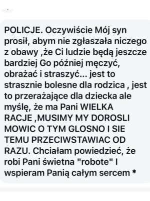 Joanna Koroniewska Instagram - Podobno dzięki @maciej_dowbor miałam serial “M jak miłość”. Teraz dzięki @dotindotin @zrobmysobiedom.tvn.🤦‍♀️🤦‍♀️🫣
Zastanawiam się jeszcze co dala mi @katarzyna_dowbor_official … Wiem. Załatwiła mi studia na Łódzkiej Filmówce. 🤦‍♀️
To,że ludzie i ich agresja i wymysły nie przestali mnie zadziwiać to jedno. Ale to ile załamanych rodziców pisze do mnie, że ma dość… To mnie totalnie załamuje..
Mają dość świata, w którym młody i bardziej wrażliwy człowiek nie ma już prawa żyć. Bo zmieniły się czasy. Bo trzeba być w grupach ludzi, którzy sieją nienawiścią. Wciąż do kogoś innego. Bo najważniejsze  to mieć na kim się wyżyć. 
Specjalnie dla Was i dla siebie spotkam się z Kobietą, którą naprawdę trzeba było namawiać na spotkanie. Spotkam  się z @kinga_szostko . Kobietą, która walczy z cyfrową przemocą, pomaga, monitoruje najciemniejsze media… Już 8 maja zrobimy live’a! Koniecznie zadawajcie nam pytania! Jeśli jeszcze nie znacie tej turbo kobiety zapraszam na jej profil. 

Nie ma tam żadnego mydlenia oczu. Jest prawda. O zwyrodnialcach dorosłych . o zwyrodnialcach dzieciach. I o cyberprzemocy. Jesteśmy w internecie. Wrzucając dzisiejsze stories wręcz zalaliście mnie kolejnymi historiami z ostatnich dni. Piękna 13 latka.. odeszła po cichu… Młody wrażliwy nastolatek Filip.. Czytając przemowę jego mamy na pogrzebie… Publikuję Wam ją tutaj… Cisną się łzy i zaciskają pięści.. Kolejna dziewczynka tym razem w Holandii. 💔💔💔
Musimy coś z tym zrobić. Na początek porozmawiamy o tym jak wyglądają takie treści w Internecie. Gdzie je młodzi ludzie znajdują. Jak do nich przemawiać. Ale też czego się spodziewać. Internet to poniekąd moja praca a ja sama jestem w szoku jak nadal niewiele wiem. I już na sam koniec. 

Hejt, który dziś zaprezentowałam jednak i mnie zabolał. Zwłaszcza ostanie zdanie. Że moje “idealne” małżeństwo to fikcja. Dlaczego zabolał? Bo te bzdury potem powielane są w mediach i czytają TE wypociny moje dzieci. Czy plotkarskie kanały też nie są współwinne?!!? Wyrażanie opinii to już nie jest tylko opinia a często przemoc. A ja nie spocznę póki czegoś z tym nie zrobię. Przysięgam Wam! W imię Naszych dzieci!!! Nie zostawię tego! I ogromnie proszę Was o wsparcie!🫶💔