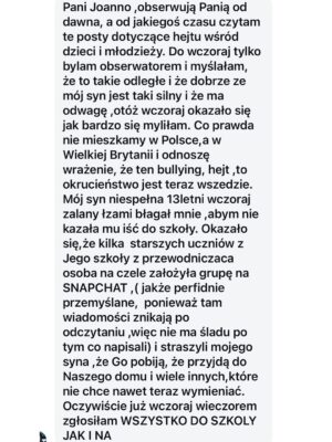 Joanna Koroniewska Instagram - Podobno dzięki @maciej_dowbor miałam serial “M jak miłość”. Teraz dzięki @dotindotin @zrobmysobiedom.tvn.🤦‍♀️🤦‍♀️🫣
Zastanawiam się jeszcze co dala mi @katarzyna_dowbor_official … Wiem. Załatwiła mi studia na Łódzkiej Filmówce. 🤦‍♀️
To,że ludzie i ich agresja i wymysły nie przestali mnie zadziwiać to jedno. Ale to ile załamanych rodziców pisze do mnie, że ma dość… To mnie totalnie załamuje..
Mają dość świata, w którym młody i bardziej wrażliwy człowiek nie ma już prawa żyć. Bo zmieniły się czasy. Bo trzeba być w grupach ludzi, którzy sieją nienawiścią. Wciąż do kogoś innego. Bo najważniejsze  to mieć na kim się wyżyć. 
Specjalnie dla Was i dla siebie spotkam się z Kobietą, którą naprawdę trzeba było namawiać na spotkanie. Spotkam  się z @kinga_szostko . Kobietą, która walczy z cyfrową przemocą, pomaga, monitoruje najciemniejsze media… Już 8 maja zrobimy live’a! Koniecznie zadawajcie nam pytania! Jeśli jeszcze nie znacie tej turbo kobiety zapraszam na jej profil. 

Nie ma tam żadnego mydlenia oczu. Jest prawda. O zwyrodnialcach dorosłych . o zwyrodnialcach dzieciach. I o cyberprzemocy. Jesteśmy w internecie. Wrzucając dzisiejsze stories wręcz zalaliście mnie kolejnymi historiami z ostatnich dni. Piękna 13 latka.. odeszła po cichu… Młody wrażliwy nastolatek Filip.. Czytając przemowę jego mamy na pogrzebie… Publikuję Wam ją tutaj… Cisną się łzy i zaciskają pięści.. Kolejna dziewczynka tym razem w Holandii. 💔💔💔
Musimy coś z tym zrobić. Na początek porozmawiamy o tym jak wyglądają takie treści w Internecie. Gdzie je młodzi ludzie znajdują. Jak do nich przemawiać. Ale też czego się spodziewać. Internet to poniekąd moja praca a ja sama jestem w szoku jak nadal niewiele wiem. I już na sam koniec. 

Hejt, który dziś zaprezentowałam jednak i mnie zabolał. Zwłaszcza ostanie zdanie. Że moje “idealne” małżeństwo to fikcja. Dlaczego zabolał? Bo te bzdury potem powielane są w mediach i czytają TE wypociny moje dzieci. Czy plotkarskie kanały też nie są współwinne?!!? Wyrażanie opinii to już nie jest tylko opinia a często przemoc. A ja nie spocznę póki czegoś z tym nie zrobię. Przysięgam Wam! W imię Naszych dzieci!!! Nie zostawię tego! I ogromnie proszę Was o wsparcie!🫶💔
