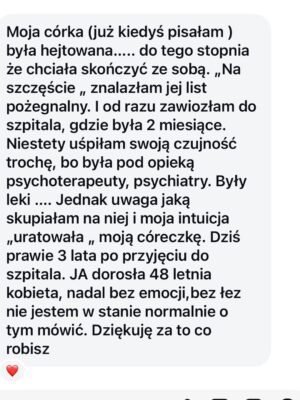 Joanna Koroniewska Instagram - Podobno dzięki @maciej_dowbor miałam serial “M jak miłość”. Teraz dzięki @dotindotin @zrobmysobiedom.tvn.🤦‍♀️🤦‍♀️🫣
Zastanawiam się jeszcze co dala mi @katarzyna_dowbor_official … Wiem. Załatwiła mi studia na Łódzkiej Filmówce. 🤦‍♀️
To,że ludzie i ich agresja i wymysły nie przestali mnie zadziwiać to jedno. Ale to ile załamanych rodziców pisze do mnie, że ma dość… To mnie totalnie załamuje..
Mają dość świata, w którym młody i bardziej wrażliwy człowiek nie ma już prawa żyć. Bo zmieniły się czasy. Bo trzeba być w grupach ludzi, którzy sieją nienawiścią. Wciąż do kogoś innego. Bo najważniejsze  to mieć na kim się wyżyć. 
Specjalnie dla Was i dla siebie spotkam się z Kobietą, którą naprawdę trzeba było namawiać na spotkanie. Spotkam  się z @kinga_szostko . Kobietą, która walczy z cyfrową przemocą, pomaga, monitoruje najciemniejsze media… Już 8 maja zrobimy live’a! Koniecznie zadawajcie nam pytania! Jeśli jeszcze nie znacie tej turbo kobiety zapraszam na jej profil. 

Nie ma tam żadnego mydlenia oczu. Jest prawda. O zwyrodnialcach dorosłych . o zwyrodnialcach dzieciach. I o cyberprzemocy. Jesteśmy w internecie. Wrzucając dzisiejsze stories wręcz zalaliście mnie kolejnymi historiami z ostatnich dni. Piękna 13 latka.. odeszła po cichu… Młody wrażliwy nastolatek Filip.. Czytając przemowę jego mamy na pogrzebie… Publikuję Wam ją tutaj… Cisną się łzy i zaciskają pięści.. Kolejna dziewczynka tym razem w Holandii. 💔💔💔
Musimy coś z tym zrobić. Na początek porozmawiamy o tym jak wyglądają takie treści w Internecie. Gdzie je młodzi ludzie znajdują. Jak do nich przemawiać. Ale też czego się spodziewać. Internet to poniekąd moja praca a ja sama jestem w szoku jak nadal niewiele wiem. I już na sam koniec. 

Hejt, który dziś zaprezentowałam jednak i mnie zabolał. Zwłaszcza ostanie zdanie. Że moje “idealne” małżeństwo to fikcja. Dlaczego zabolał? Bo te bzdury potem powielane są w mediach i czytają TE wypociny moje dzieci. Czy plotkarskie kanały też nie są współwinne?!!? Wyrażanie opinii to już nie jest tylko opinia a często przemoc. A ja nie spocznę póki czegoś z tym nie zrobię. Przysięgam Wam! W imię Naszych dzieci!!! Nie zostawię tego! I ogromnie proszę Was o wsparcie!🫶💔