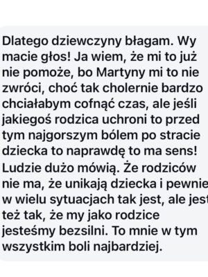 Joanna Koroniewska Instagram - Hejterze. Hejterko. Piszę Stop!🛑 
Mówię dość poniżaniu, atakowaniu, umniejszaniu. Jeśli nadal tego nie rozumiesz - zapraszam na dalsze klatki- przeczytaj dramatyczne historie rodziców, którzy STRACILI swoje dzieci właśnie przez nienawiść i przemoc! 
Słowo zabija. 
Śp. Martyna, Nela, Klara, Julia z Lubina i wiele innych dziewczynek i chłopców nie poradziło sobie z ostracyzmem. Mam dość teorii o nadwrażliwych dzieciach!! Mam dość czytania o tym, że to rodzice ofiar ponoszą winę! Dziecko w nastoletnim wieku potrzebuje rówieśników i to przynależność z nimi jest tutaj kluczowa. Dlatego nie zamierzam tolerować na tym profilu żadnych takich zachowań. A już tym bardziej po tak ważnej rozmowie z @kinga_szostko . 
Jeśli my dorośli pokazujemy dzieciom taką drogę one nie będą się zachowywały inaczej. 

Wszystkie rozmowy z rodzicami po stracie pokazują jedno- dzieci zazwyczaj nie komunikują ostatecznej decyzji!!! 
Co oznacza, że my rodzice musimy bardziej czujni niż kiedykolwiek. ❤️‍🩹😭I zacząć nierówną walkę. Z hejtem właśnie. 

Stop nienawiści. Stop przemocy. Jeśli pokazujesz zło światu musisz zdawać sobie sprawę z konsekwencji. ⛔️🙌
Skończyły się czasy blokowania ludzi, udawania , że nie ma problemu, uciekania od zła. Ono i tak nas dogoni. Jeśli nie w jednej szkole to w drugiej. Czas na konkretne działania! Czas na konkretne rozwiązania, ale przede wszystkim to czas na otwartą walkę. 
Nie możemy już niczego zamiatać pod dywan. 

Nie możemy też udawać, że świat w którym żyjemy zmieni się sam! To my musimy wziąć sprawy w swoje ręce i zacząć działać!!! 

Stop 🛑 Nas rodziców już nic nie zatrzyma! Jestem tego pewna! 🥺 
Z pamięcią o wszystkich, których nie udało się uratować!💔❤️‍🩹 
A Wy, rodzice dzieci po tak niewyobrażalnej tragedii, którzy z ogromnym bólem otwieracie się żeby przestrzec pozostałych - jesteście dla mnie najdzielniejszymi ludźmi na całym świecie! ❤️❤️‍🩹❤️‍🩹❤️‍🩹❤️‍🩹❤️‍🩹❤️‍🩹❤️‍🩹❤️‍🩹❤️‍🩹❤️‍🩹❤️‍🩹❤️‍🩹❤️‍🩹❤️‍🩹❤️‍🩹🥺
