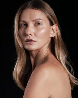 Joanna Moro Instagram - Joanna Moro - aktorka 🎭
W jakich rolach chcielibyście mnie zobaczyć , w jakich produkcjach? 
Grudzień 🎄to magiczny miesiąc - szczególnie , że  mam urodziny🌹, więc marzenia się spełniają ⭐️⭐️⭐️ 
Trzeba tylko wiedzieć czego się naprawdę chce ⚡️⚡️⚡️

#polishactress #joannamoro #headshots #idzienowe #aktorka #nowyprojekt #nowarola 
P.s. Trzymajcie mocno kciuki 🤫

Za piękne zdjęcia Dziekuje 
📸Fot. 
@bastekczernek 
💄 Mua @martakrasowska_makeup