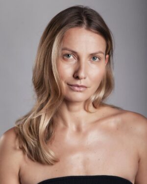 Joanna Moro Instagram - Joanna Moro - aktorka 🎭
W jakich rolach chcielibyście mnie zobaczyć , w jakich produkcjach? 
Grudzień 🎄to magiczny miesiąc - szczególnie , że  mam urodziny🌹, więc marzenia się spełniają ⭐️⭐️⭐️ 
Trzeba tylko wiedzieć czego się naprawdę chce ⚡️⚡️⚡️

#polishactress #joannamoro #headshots #idzienowe #aktorka #nowyprojekt #nowarola 
P.s. Trzymajcie mocno kciuki 🤫

Za piękne zdjęcia Dziekuje 
📸Fot. 
@bastekczernek 
💄 Mua @martakrasowska_makeup