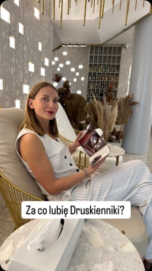Joanna Moro Instagram - Dlaczego lubię Druskienniki?🇱🇹

Bo to miejsce, gdzie natura spotyka się z kulturą. Czystość aż zapiera dech – żadnych śmieci, tylko świeże powietrze, zieleń, kwiaty, krzewy. Widać, że ludzie tu szanują przestrzeń i siebie nawzajem.
Spacerując, czuję spokój. A kiedy myślę o sztuce – nie sposób nie wspomnieć o Čiurlionisie. Jego duch nadal unosi się nad tym miejscem, a obrazy są wszechobecne. 
Druskienniki – dziękuję za piękno i harmonię.
Byliście kiedyś ? 

Dzieki za gościnę 🇱🇹
#majowka  @druskininkai.lt @snowarenadruskininkuose @aquapark_druskininkai @mana_druskininkai @etno_dvaras_druskininkai @kolonada_druskininkai @druskininkai2025 

#Druskienniki #SnowArena #WodnyPark #Litwa #CzasNaRelaks