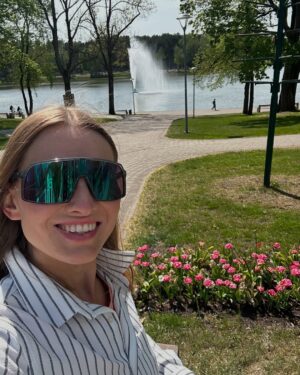Joanna Moro Instagram - Lepszej majówki nie można wymarzyć 🦋Majówka w Druskiennikach? Totalny reset!
Niby już tu kiedyś byłam, ale ten kurort zmienił się jak po dobrym liftingu – tylko bez botoksu, za to z duszą.
Czysto, pięknie, dizajn na poziomie, jedzenie pyszne, ludzie życzliwi… no i park wodny! Tam to się działo! Dzieci szalały, dorośli też – zjeżdżalnie, jacuzzi, fale… i tylko raz ktoś zgubił klapka.
Było śmiesznie, mokro i naprawdę super.
Litwo – kocham Cię za tę energię! I wracam na pewno!

#Majówka #Druskienniki #Woda #ZjeżdżalniaRządzi #RodzinneSzaleństwo #LitwaMojaMiłość #Design #CiepłoNaSerduchu