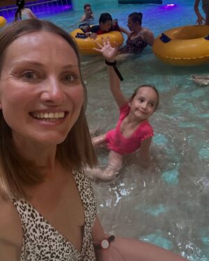 Joanna Moro Instagram - Lepszej majówki nie można wymarzyć 🦋Majówka w Druskiennikach? Totalny reset!
Niby już tu kiedyś byłam, ale ten kurort zmienił się jak po dobrym liftingu – tylko bez botoksu, za to z duszą.
Czysto, pięknie, dizajn na poziomie, jedzenie pyszne, ludzie życzliwi… no i park wodny! Tam to się działo! Dzieci szalały, dorośli też – zjeżdżalnie, jacuzzi, fale… i tylko raz ktoś zgubił klapka.
Było śmiesznie, mokro i naprawdę super.
Litwo – kocham Cię za tę energię! I wracam na pewno!

#Majówka #Druskienniki #Woda #ZjeżdżalniaRządzi #RodzinneSzaleństwo #LitwaMojaMiłość #Design #CiepłoNaSerduchu