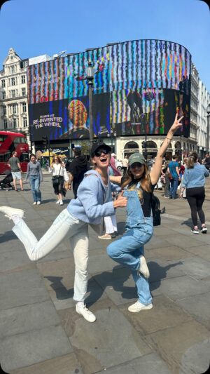 Joanna Moro Instagram - Co za spotkanie 😇🇬🇧 I to w Międzynarodowy Dzień Tańca💃🕺🏽 Nie mogło być inaczej ;))) Bo taniec to wolność, radość i spotkanie – ze sobą, z drugim człowiekiem, z ruchem, z muzyką…

#picadillycircus🇬🇧 #DanceInPublic #InternationalDanceDay #UrbanMovement #AnxietyTrend #TaniecMiastem