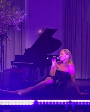 Joanna Moro Instagram - #londonstyle🇬🇧 

Teraz zapraszam na moje recitale „Ja z podróży” w Warszawie @scenametro 30 kwietnia i 11 maja i 25 maja Kocenrt z Okazji Dnia Mamy „Nie ma jak u mamy” w @centrumkulturylomianki 

#recital #joannamoro #londyn #jazpodróży #aktorkateatralna #aktorkawpodróży