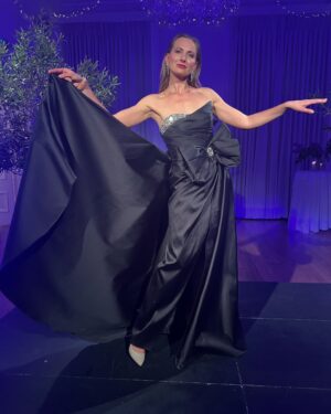 Joanna Moro Instagram - #londonstyle🇬🇧 

Teraz zapraszam na moje recitale „Ja z podróży” w Warszawie @scenametro 30 kwietnia i 11 maja i 25 maja Kocenrt z Okazji Dnia Mamy „Nie ma jak u mamy” w @centrumkulturylomianki 

#recital #joannamoro #londyn #jazpodróży #aktorkateatralna #aktorkawpodróży