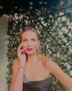 Joanna Moro Instagram - #londonstyle🇬🇧 

Teraz zapraszam na moje recitale „Ja z podróży” w Warszawie @scenametro 30 kwietnia i 11 maja i 25 maja Kocenrt z Okazji Dnia Mamy „Nie ma jak u mamy” w @centrumkulturylomianki 

#recital #joannamoro #londyn #jazpodróży #aktorkateatralna #aktorkawpodróży