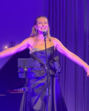 Joanna Moro Instagram - #londonstyle🇬🇧 

Teraz zapraszam na moje recitale „Ja z podróży” w Warszawie @scenametro 30 kwietnia i 11 maja i 25 maja Kocenrt z Okazji Dnia Mamy „Nie ma jak u mamy” w @centrumkulturylomianki 

#recital #joannamoro #londyn #jazpodróży #aktorkateatralna #aktorkawpodróży