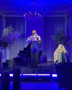 Joanna Moro Instagram - #londonstyle🇬🇧 

Teraz zapraszam na moje recitale „Ja z podróży” w Warszawie @scenametro 30 kwietnia i 11 maja i 25 maja Kocenrt z Okazji Dnia Mamy „Nie ma jak u mamy” w @centrumkulturylomianki 

#recital #joannamoro #londyn #jazpodróży #aktorkateatralna #aktorkawpodróży