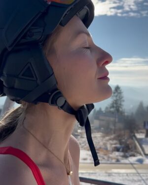 Joanna Moro Instagram - Godzinka na stoku w stroju kąpielowym  i trening mentalny i fizyczny zrobiony 🎿👙

To kto ze mną jutro na sztruksik - wrażenia niezapomniane 💋🔥

#szalenstwanasniegu #fitover40 #aktorka #aktorkadozadańspecjalnych 
#narty #moromors #lubiezimno #morsowanienasucho #icewoman #morsowanienanartach #gory #polskiegory #icebaby