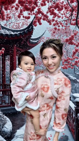 JuJu Chan Instagram - Embracing every moment in a timeless qipao 🪭✨—where every stitch honors a rich heritage! From tender mommy-daughter dates to lively girls’ nights out, charming date nights, and cozy family evenings, each look is a celebration of Chinese elegance. Every pattern tells a story, blending tradition and modernity into a tapestry of love, strength, and style. Here’s to wearing our culture with pride!💕

Qipaos by @bethandbrianqipao 
#qipao #chineseculture #datenight #chinesefashion