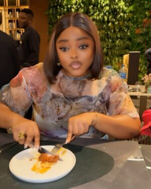 Juliana Olayode Instagram - What are the things desire in the month of May? May God give to you as you desire.

#Julianaolayode
#Godsfavoritebaby
#Godsbabygirlforlife
#Aprildump
#may
#happynewmonth